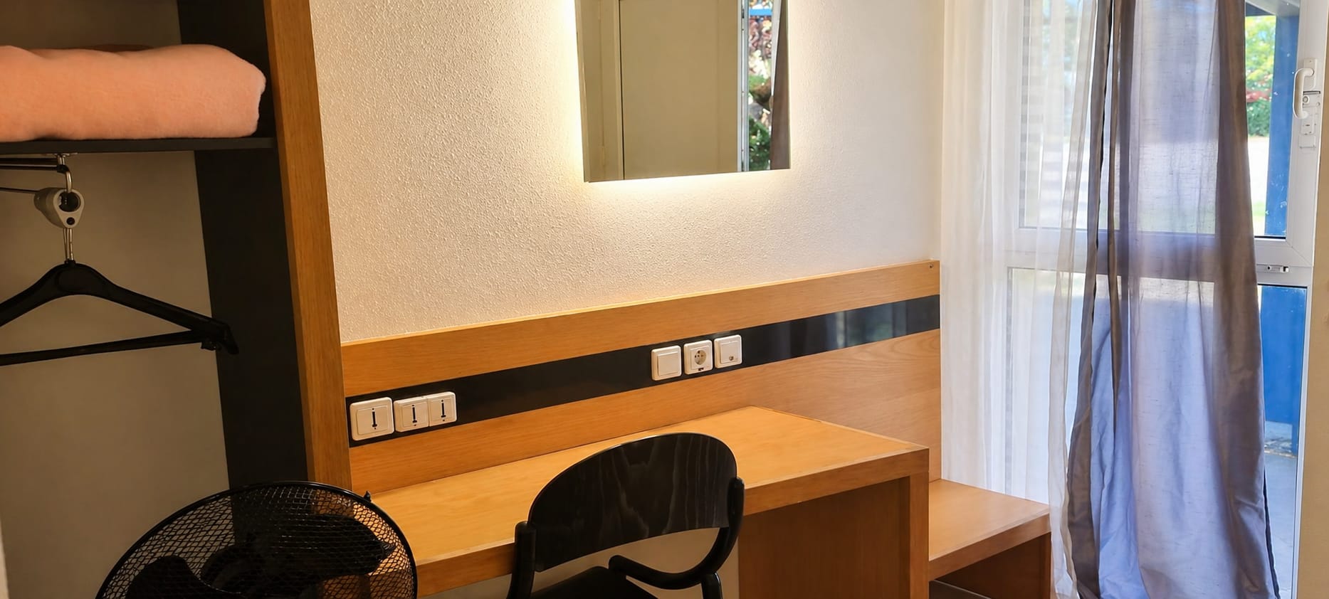 Découvrez une chambre confortable et fonctionnelle au cœur de la région mâconnaise, idéale pour un séjour professionnel, une étape sur la route des vacances ou un week-end de découverte à Mâcon. Cette chambre soigneusement aménagée dispose de deux lits simples offrant un confort optimal pour une nuit reposante. Son espace bureau permet de travailler sereinement ou de préparer vos visites en toute tranquillité. La télévision vous permet de profiter d’un agréable moment de détente après une journée bien remplie. Une penderie pratique complète l’aménagement afin de vous offrir un séjour aussi confortable que fonctionnel. De plein pied, la chambre bénéficie d’un accès facile et agréable, dans un environnement verdoyant et paisible. Entourée de végétation, elle offre une atmosphère calme et reposante, idéale pour se détendre en toute sérénité. Sa salle de bain privative vient parfaire le confort de votre séjour. Chaleureuse, lumineuse et accueillante, cette chambre est parfaite pour profiter pleinement de votre passage à Mâcon et découvrir les richesses de la Bourgogne du Sud.